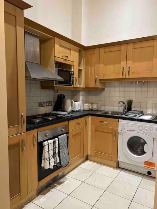Victorian Stay In Ocean Village Southampton Buitenkant foto